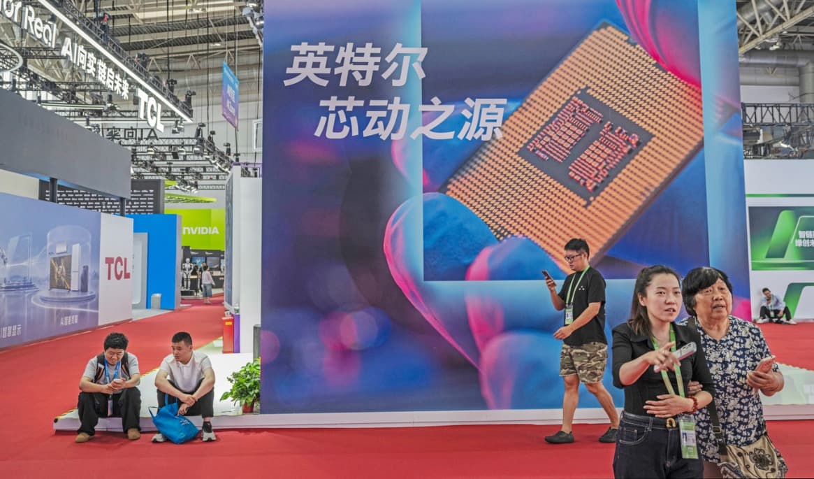 Reklam för halvledarchip på en mässa i Peking. Kina satsar stort på artificiell intelligens och robotik. Foto: Kevin Frayer/Getty Images