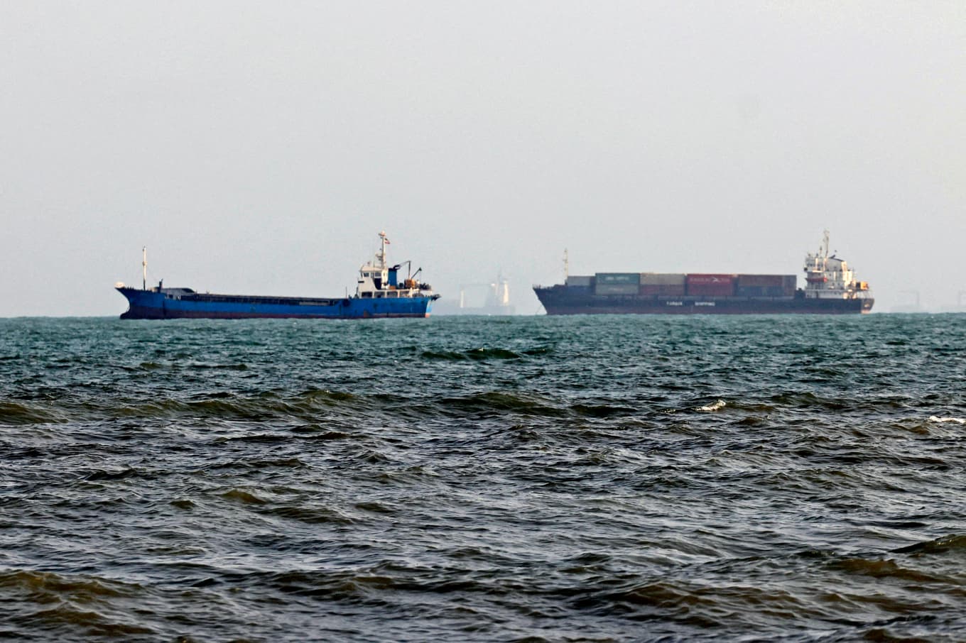 Iran har i stort sett stoppat fartygstrafiken genom Hormuzsundet genom hot om angrepp. Samtidigt har USA infört en blockad mot iranska hamnar. Foto: Atta KENARE/AFP via Getty Images