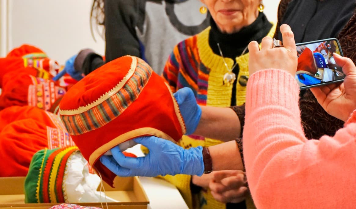 Samiska föremål undersöks i ett samarbete mellan Nordiska museet, samiska museet Siida och Giellagasinstitutet. Foto: Nordiska museet