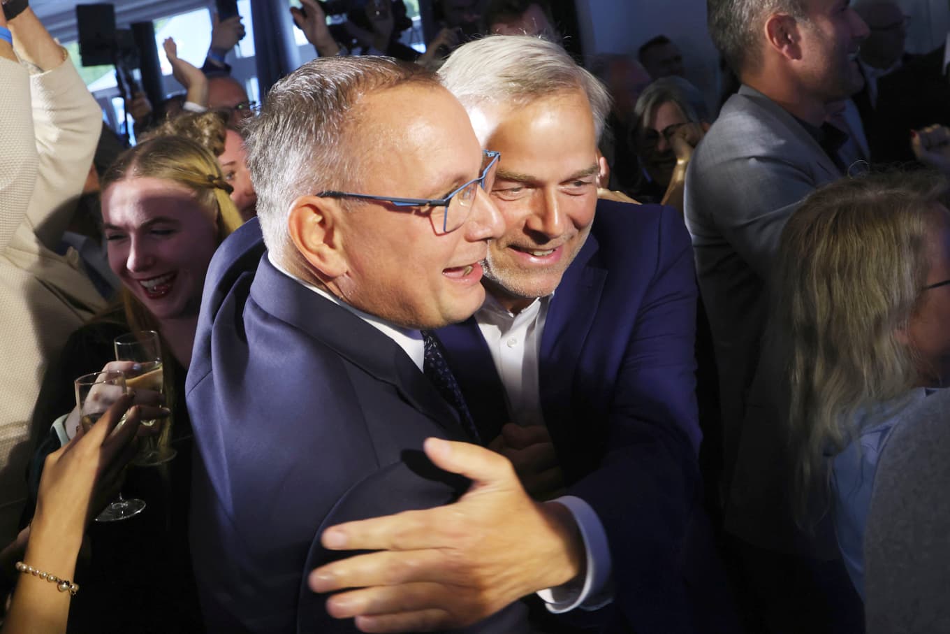 En av AfD:s två partiledare, Tino Chrupalla (t.v.), och kandidaten Leif-Erik Holm reagerar på valresultatet i Mecklenburg-Vorpommern den 20 september 2026. Foto: Sean Gallup/Getty Images