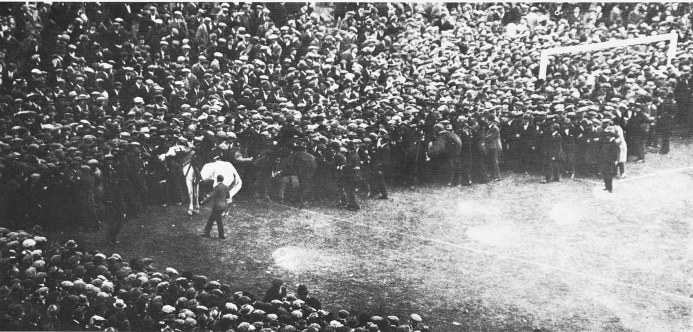 Polismannen George Scorey på sin häst Billy, paret som samarbetade för att rädda Wembleys invigning. Foto: Privat