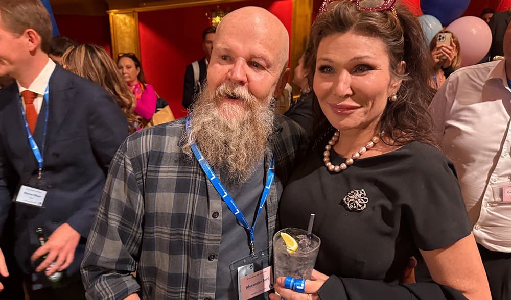 De forna kollegerna i Army of Lovers, Alexnader Bard och Dominika Peczynski, jublar över Liberalernas siffror. Foto: Staffan Erfors