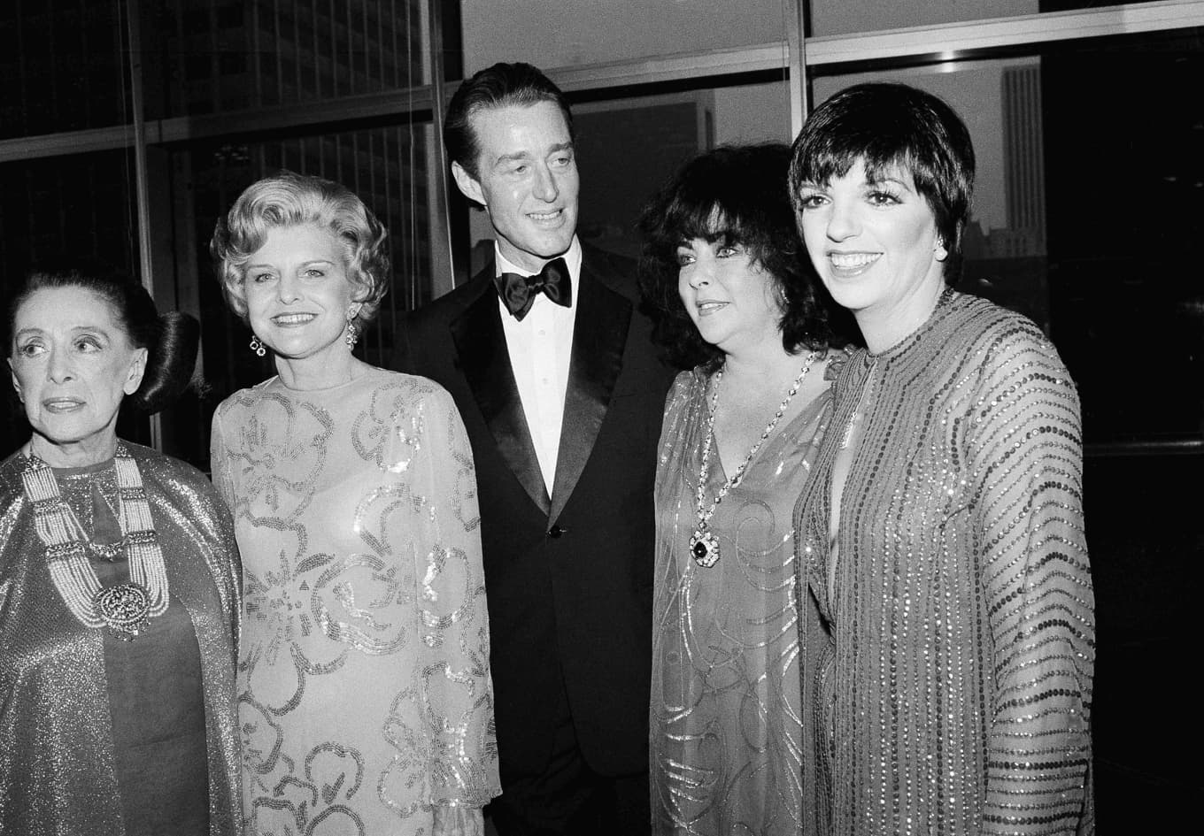 Roy Halston Frowick (i mitten) tillsammans med Martha Graham, Betty Ford, Elizabeth Taylor Warner och Liza Minnelli, 1979. Foto: Ron Frehm/AP/TT