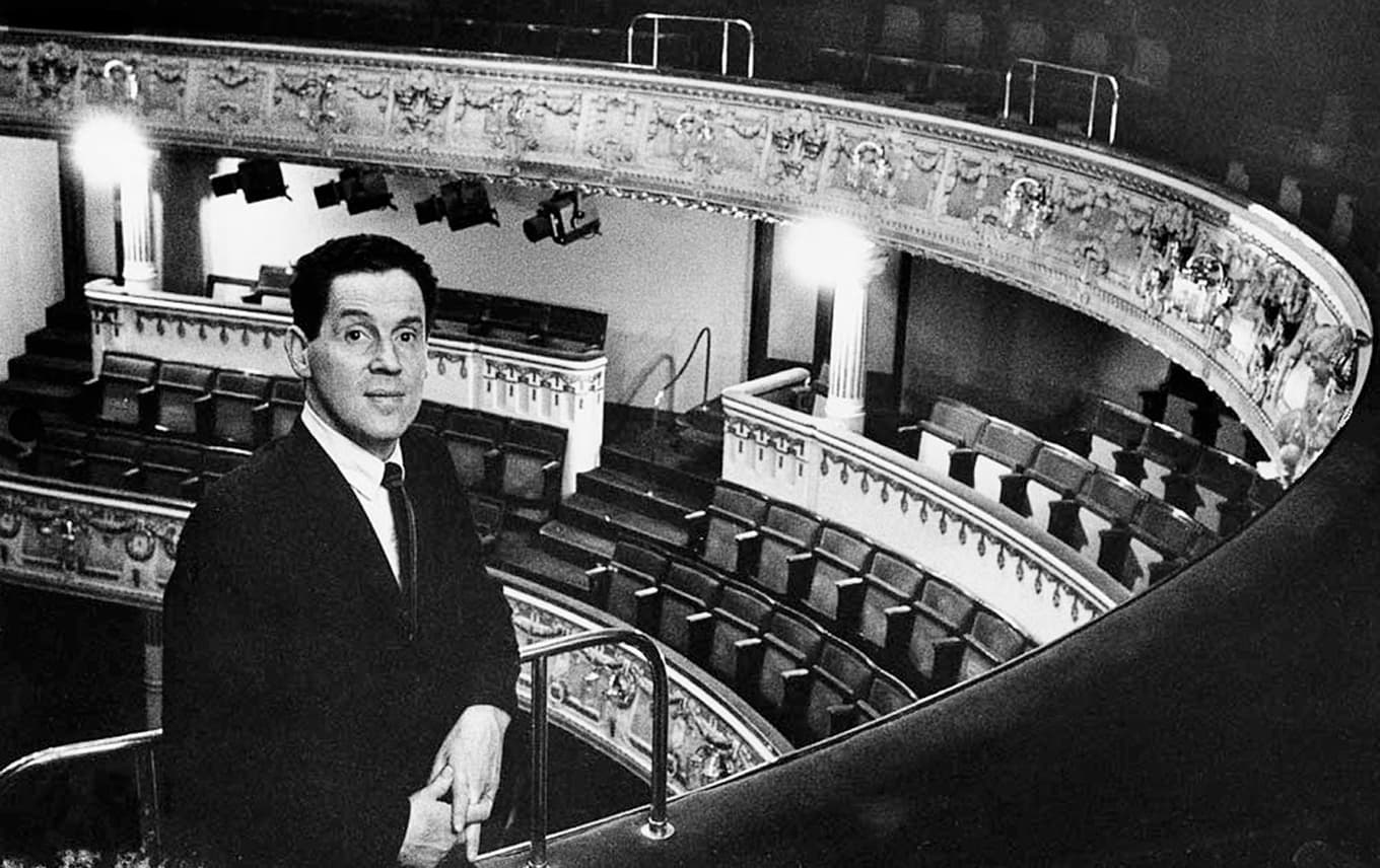 Sanningen är ingen lek, men den kan vara en lekfull historia. Erland Josephson som chef för Dramaten 1965. Foto: Gunnar Lantz/SvD/Wikimedia Commons