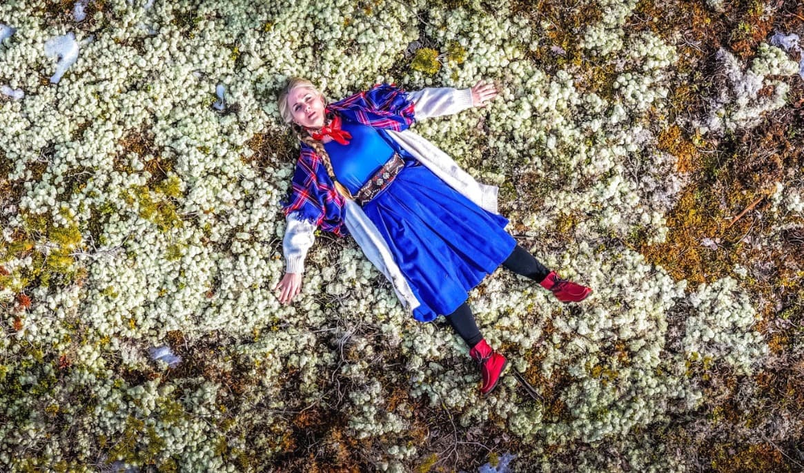 ”Konsten kan inte ensam rädda en skog, men den kan få människor att förstå och känna varför skogen är värd att räddas.” Foto: Mattias Löw