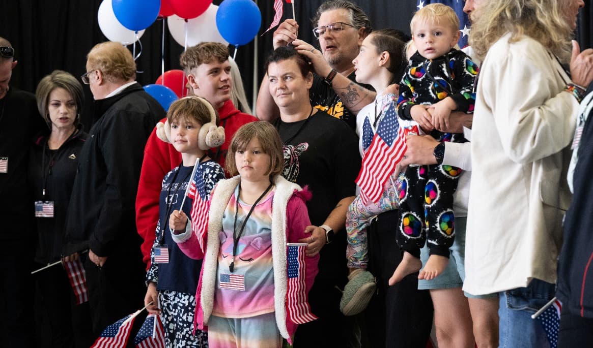Afrikander från Sydafrika vid Washington Dulles flygplats i Virginia i USA den 12 maj 2025. Foto: Saul Loeb/AFP via Getty Images