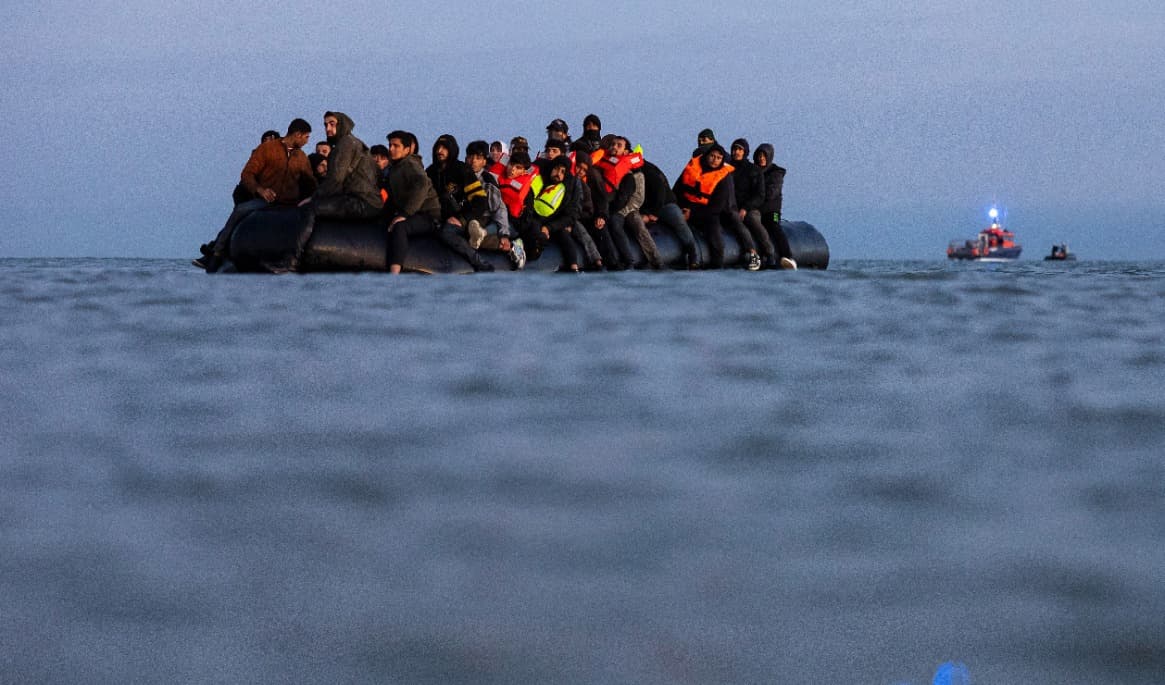 Migranter på en båt i ett försök att ta sig från Frankrike till Storbritannien över Engelska kanalen den 19 september 2025. Foto: Sameer al-Doumy/AFP via Getty Images