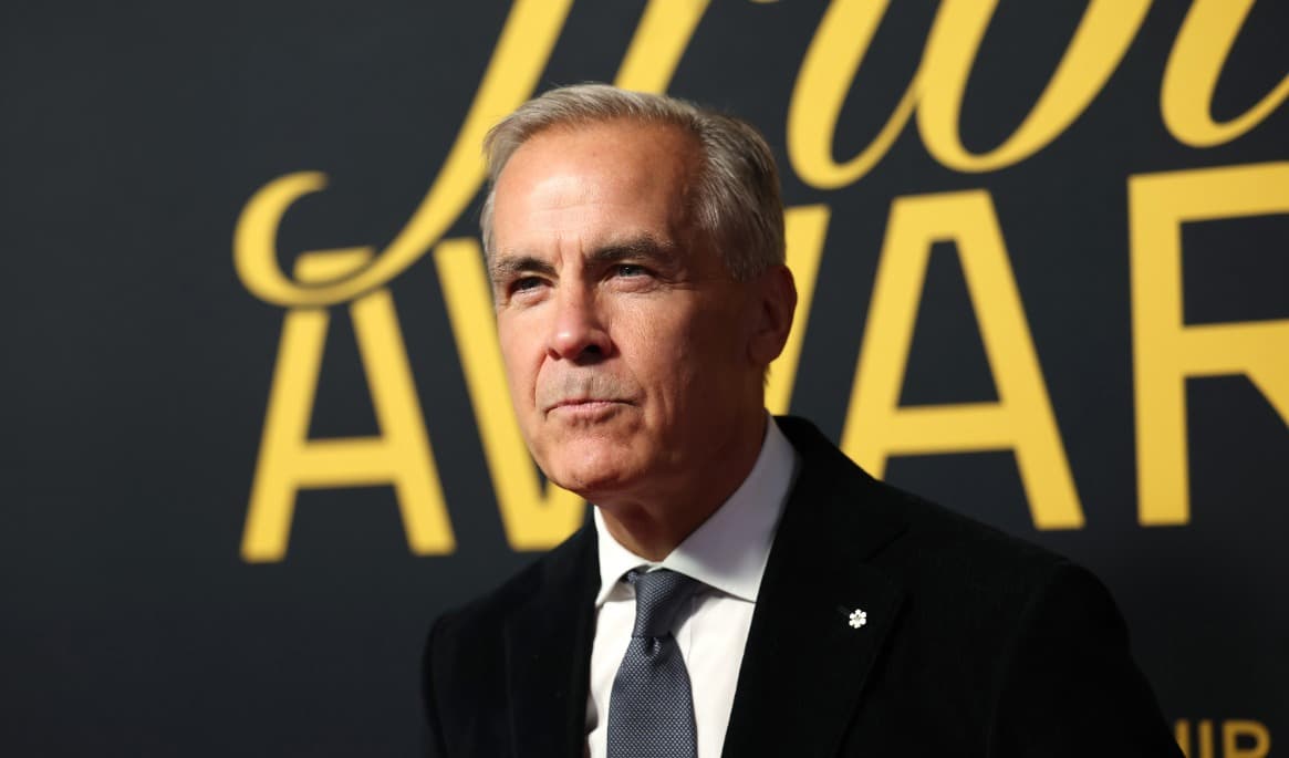 Mark Carney vid Torontos filmfestival den 13 september, där han pressades av reportrar kring rapporterna om att landet söker ett ”associate membership” i EU. Foto: Cindy Ord/Getty Images