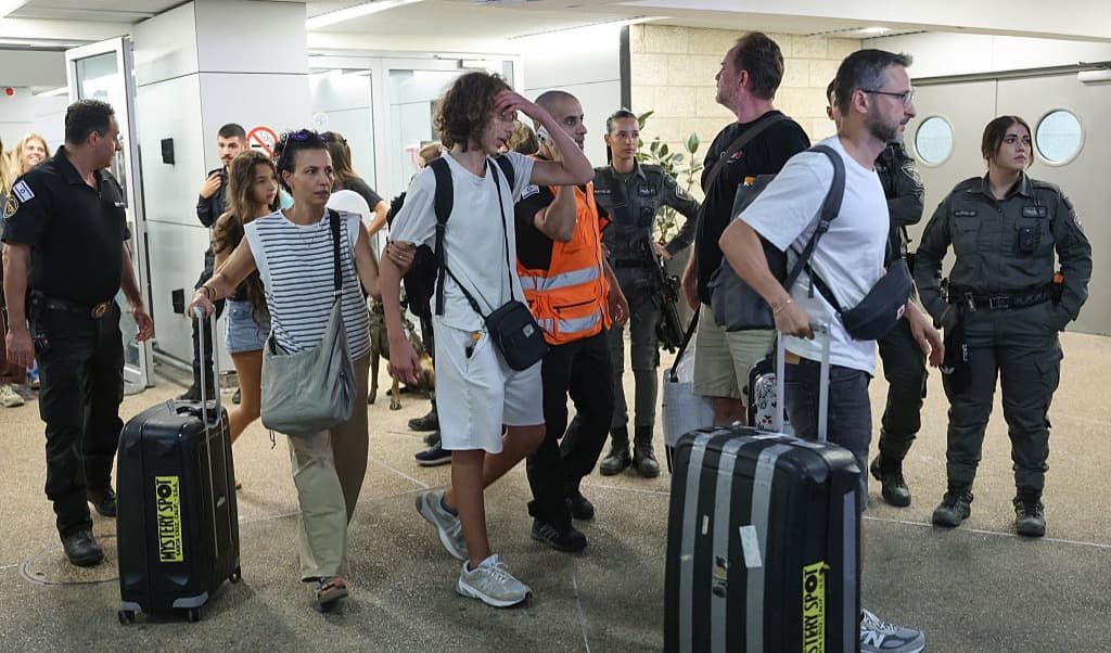 Omskakade passagerare lämnar flygplanet i den saudiska staden Tabuk sedan terrordådet i luften avstyrts. Foto: Jack Guez / AFP via Getty Images