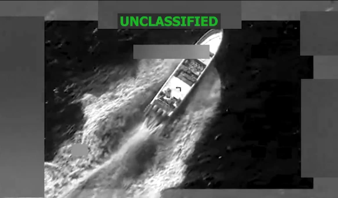 Den amerikanska militärens egen bild av en av attackerna mot en utpekad narkotikabåt i östra Stilla havet. Foto: Skärmdump/US Southern Command