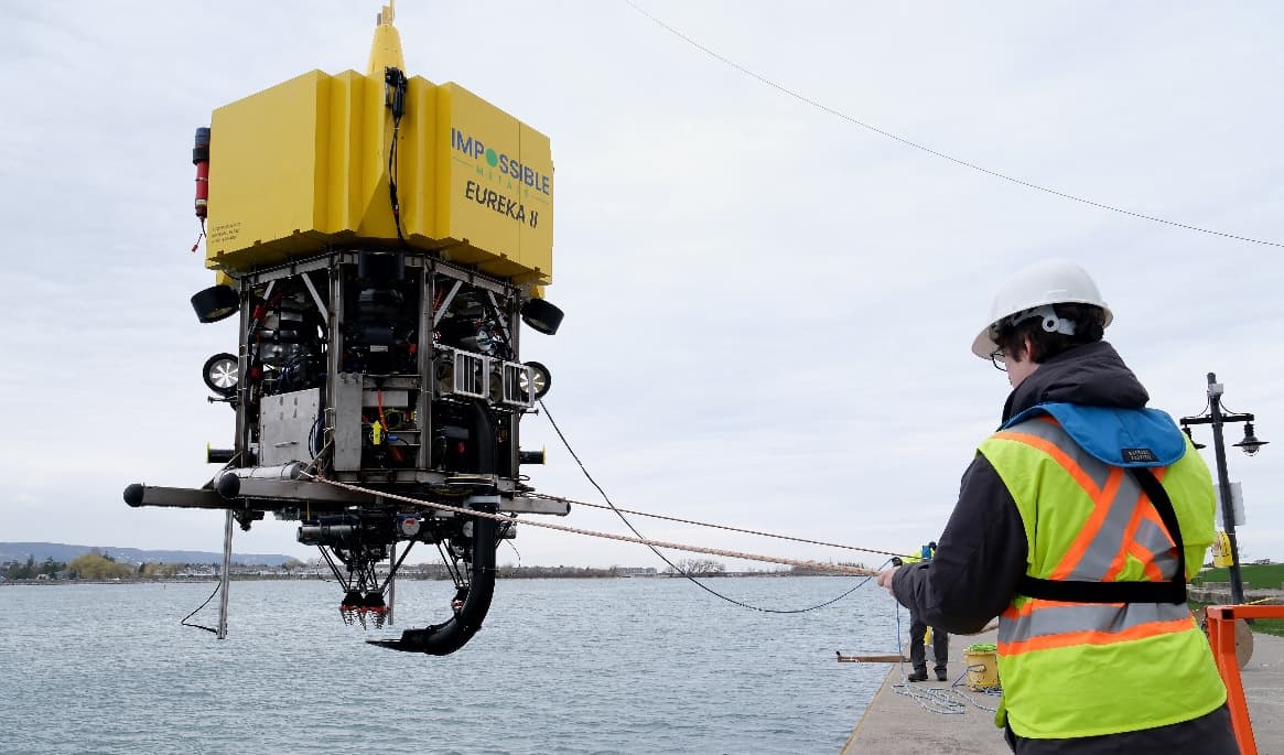 En anställd vid Impossible Metals hjälper till att lyfta upp undervattensroboten Eureka II efter ett test i Collingwood i Kanada den 1 maj 2025. Robotens gripklor är utvecklade för att samla upp polymetalliska noduler från havsbotten. Foto: John Wong/AFP via Getty Images