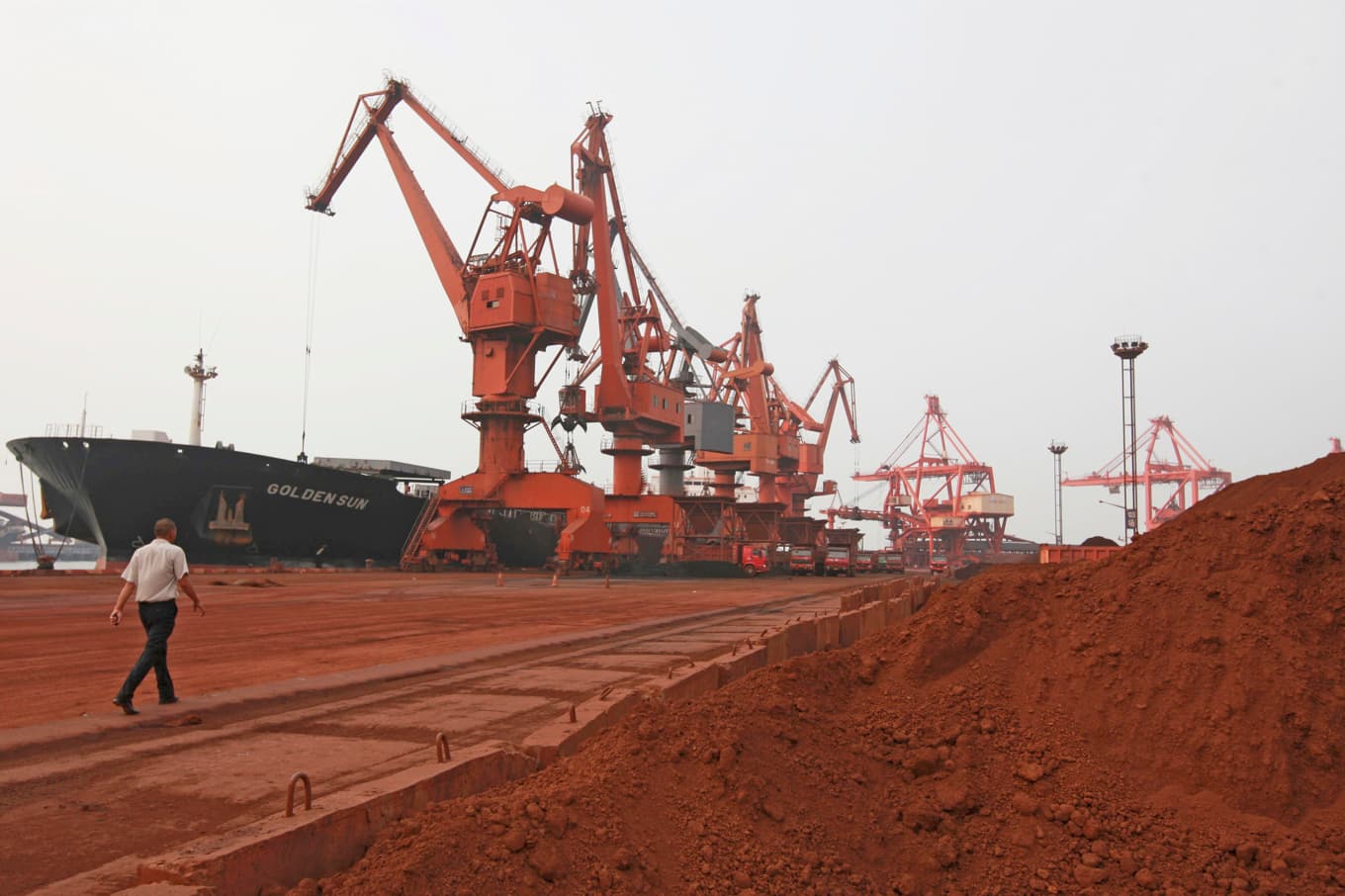 Jord innehållande olika sällsynta jordartsmetaller lastas på ett fartyg i en hamn i Lianyungang i provinsen Jiangsu i östra Kina. Kina har skaffat sig ett avgörande inflytande inom den gröna omställningen. Foto: STR/AFP via Getty Images