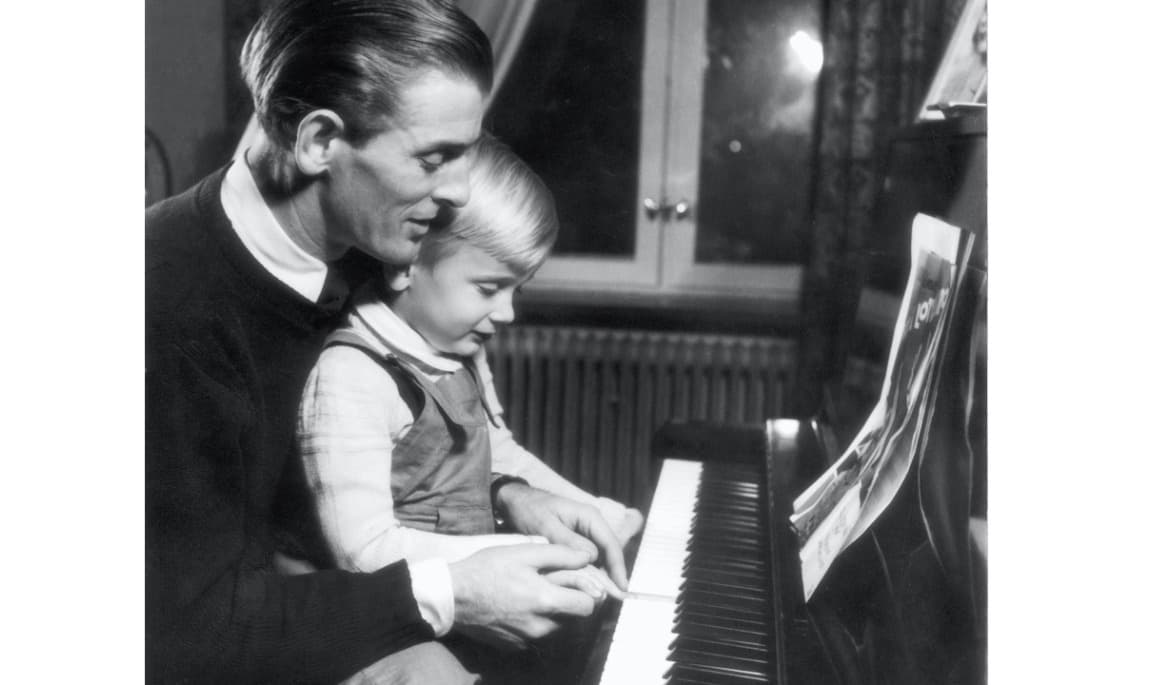 Lasse Dahlquist vid pianot med sonen Bob. Fotografiet taget cirka 1940.
Foto: Lasse Dahlquist-sällskapet