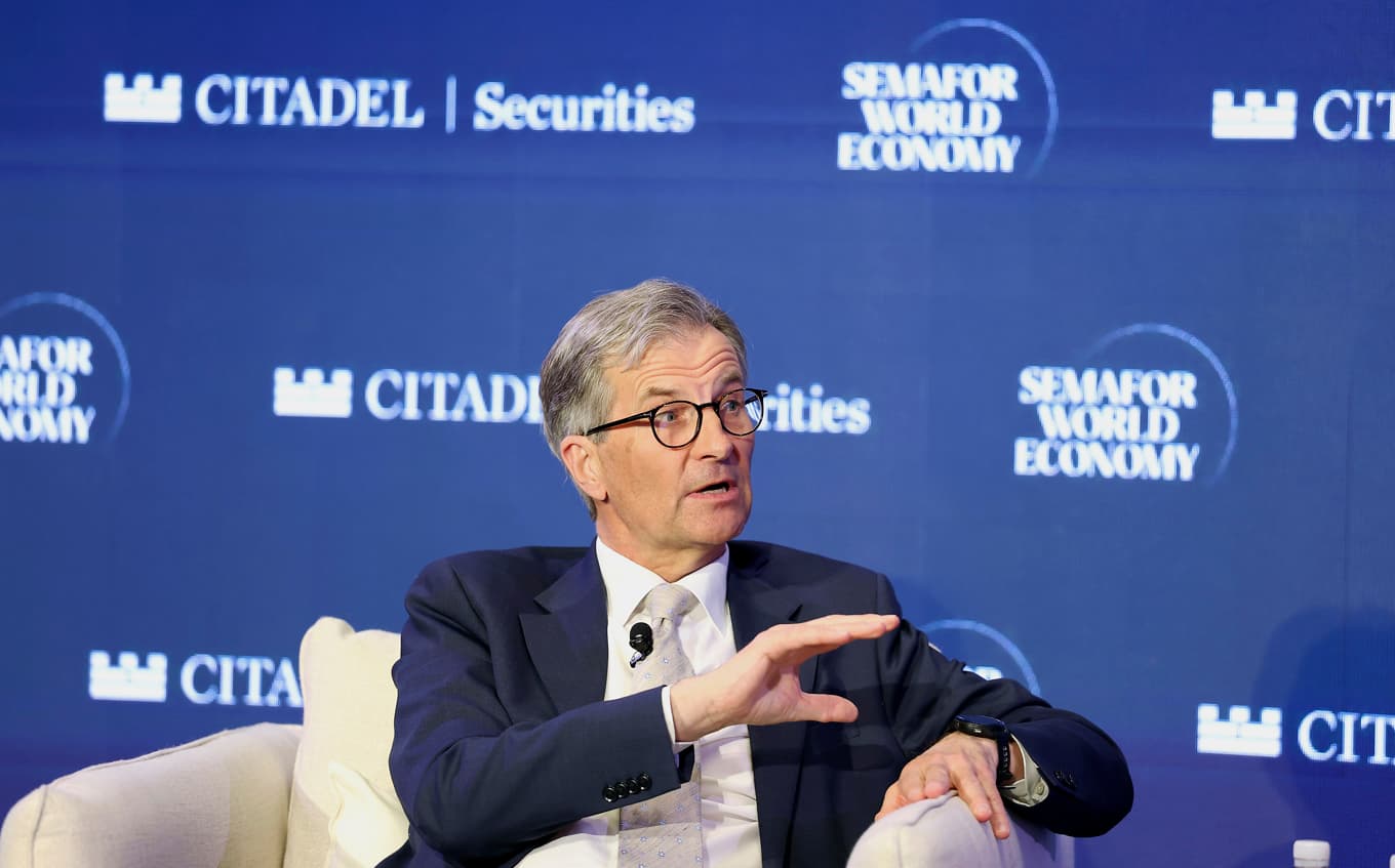 Riksbankschef Erik Thedéen. Krönikören vill ge Riksbanken bättre redskap och incitament för att stärka kontantsystemet. Foto: Tasos Katopodis/Getty Images for Semafor World Economy