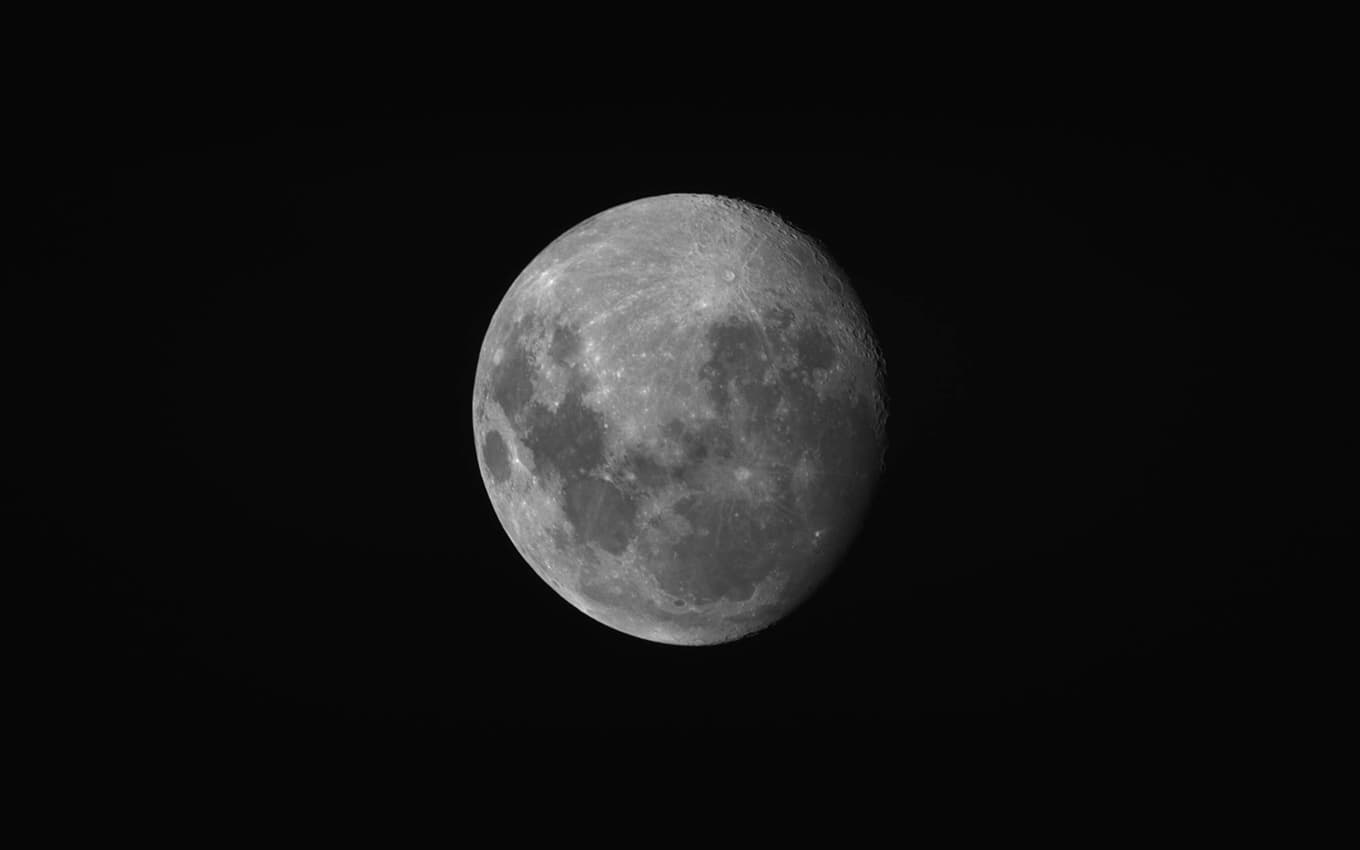 Månen fotograferad av satelliten Hodoyoshi-1. Foto: Axelspace Corporation /Wikimedia Commons