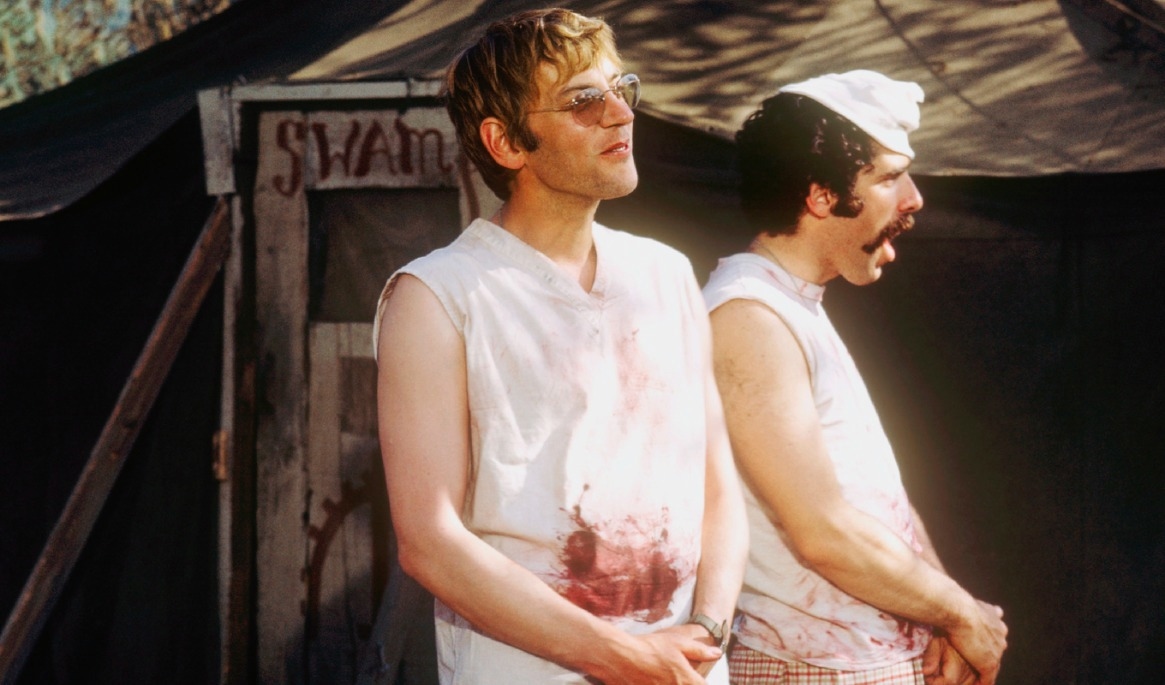 Donald Sutherland och Elliott Gould i ”Mash”. Sänds när lördagen övergår i valdag. foto: Twentieth Century Fox