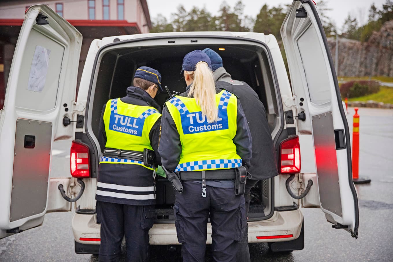 Tullpersonal kontrollerar ett fordon. Illegala vapen kan vara nästan vilken typ av vapen som helst. Riksrevisionen bedömer antalet illegala skjutvapen i omlopp till uppemot 5 000. Foto: Mette Ottosson/Tullverket