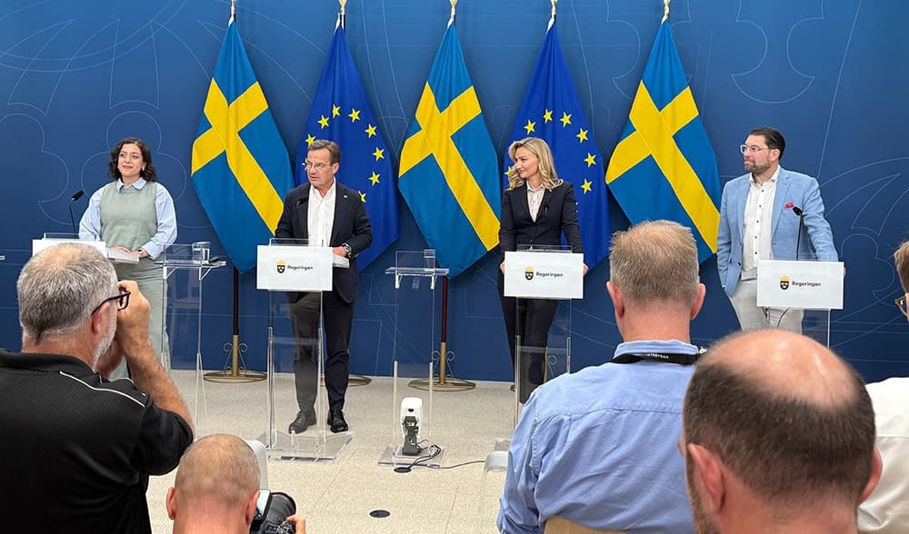 Ulf Kristersson (M) samlade alla sina Tidökolleger när regeringen berättar om åtgärder mot organiserad brottslighet. Foto: Staffan Erfors