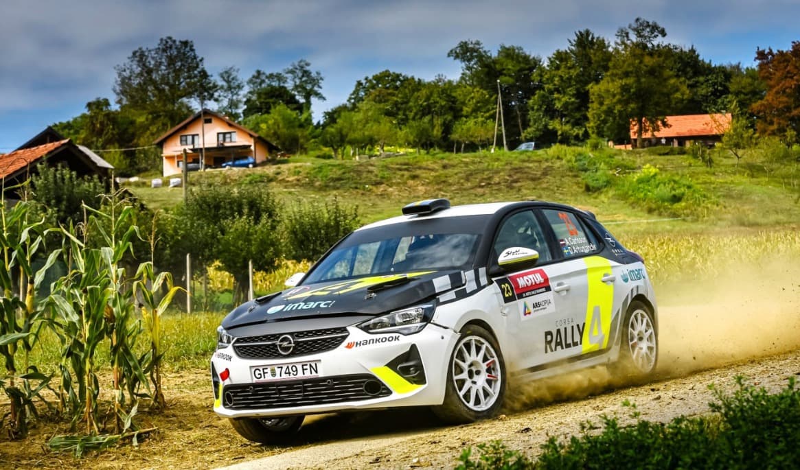 Arvid samlar erfarenhet på olika underlag, här på asfaltsrally i Kroatien. Foto: Marek Pléha