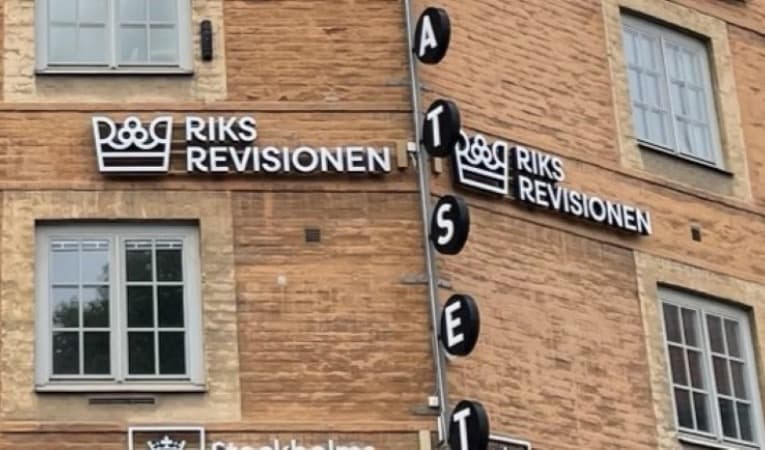 Riksrevisionen konstaterar i en granskning att långa handläggningstider i migrationsärenden och svårigheter att verkställa utvisningar innebär betydande problem. Foto: Tony Lingefors