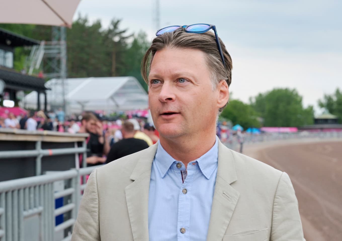 Som domarchef för den svenska travsporten får Erik Adielsson inte köra travlopp. Men han betonar att han bara har pausat kusk-karriären, inte avslutat den. Foto: Lars Jakobsson/TR Media Bild