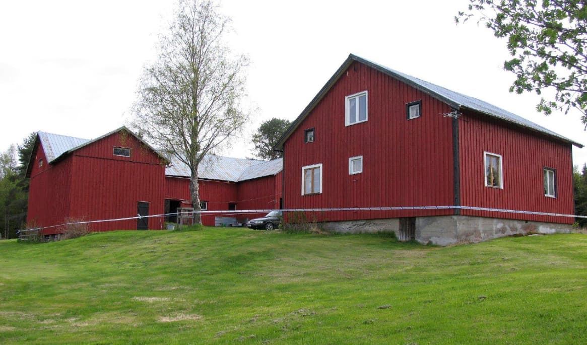 I ladugårdsbyggnaden hittades Tor Öberg och Gerd Wiklund mördade våren 2005. Foto: Polisen.