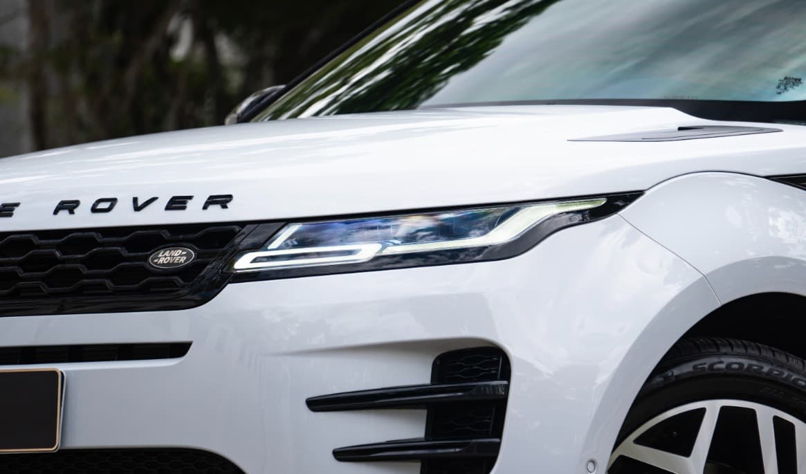 Enligt polisen har flera lyxbilar, bland annat av SUV-modeller från Land Rover, stulits de senaste veckorna. Flera av stölderna har skett i Stockholm. Foto: Shutterstock