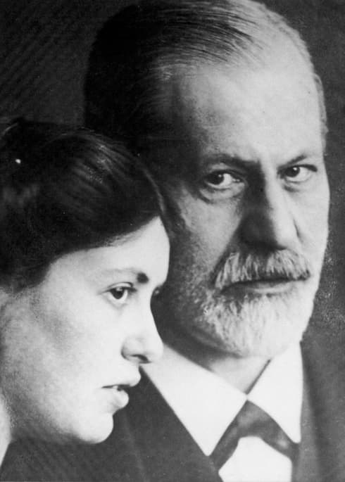 Sigmund Freud med dottern Sophie, som dog i spanska sjukan 26 år gammal. foto: wikimedia commons