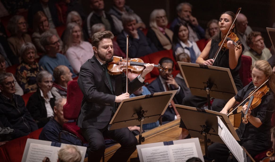 Kungliga Filharmonikernas konsertmästare Andrej Power leder orkestern i Robert Schumanns symfoni nr 3, ”Den rhenska”. Foto: Nadja Sjöström