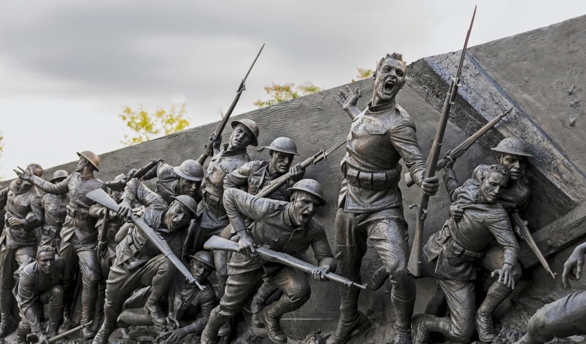 Detalj av Sabin Howards skulptur ”A soldier’s journey” (2024). Foto: Rachel Minto/Wikimedia Commons