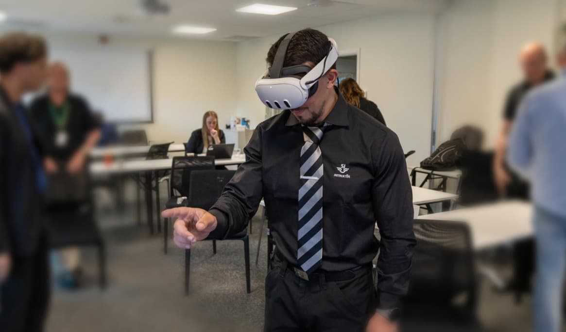En tågvärd testar virtual reality-teknik. Foto: SJ