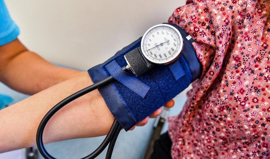 Blodtrycksmätning är en av vårdens vanligaste undersökningar. Enligt forskare vid Umeå universitet visar rutinmätningar högre värden än när mätningen görs strikt enligt protokollet. Jonas Ekströmer/TT