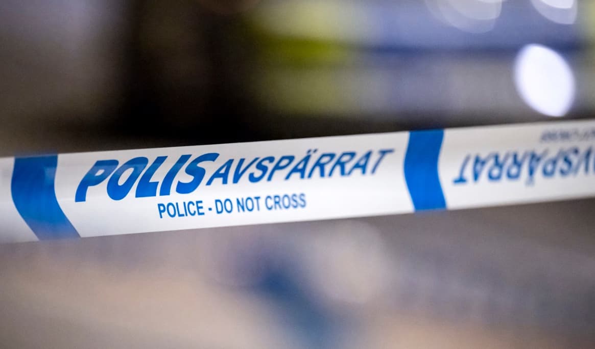 Polisen kunde säkra avgörande blodspår på kyrkogården i Majorna. Två personer sitter nu anhållna och häktade på sannolika skäl misstänkta för mord. Foto: Johan Nilsson/TT