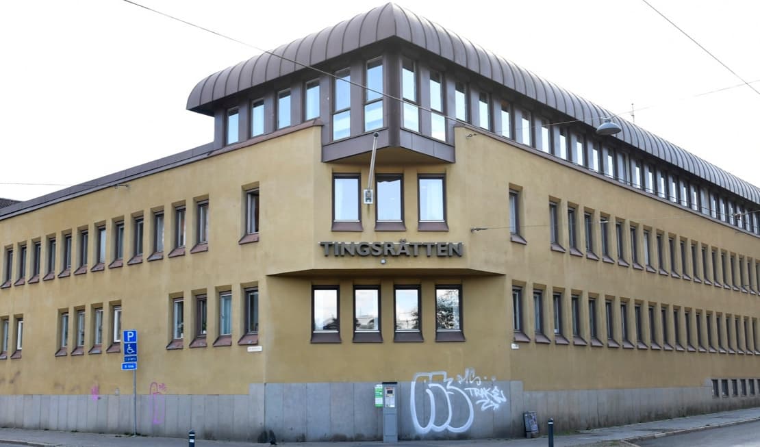 En man anställd inom skolan i Norrköping har häktats vid Norrköpings tingsrätt, misstänkt för flera sexualbrott mot barn. Enligt åklagaren finns det i nuläget inga tecken på att brotten begåtts i skolmiljön. Foto: Henrik Montgomery/TT