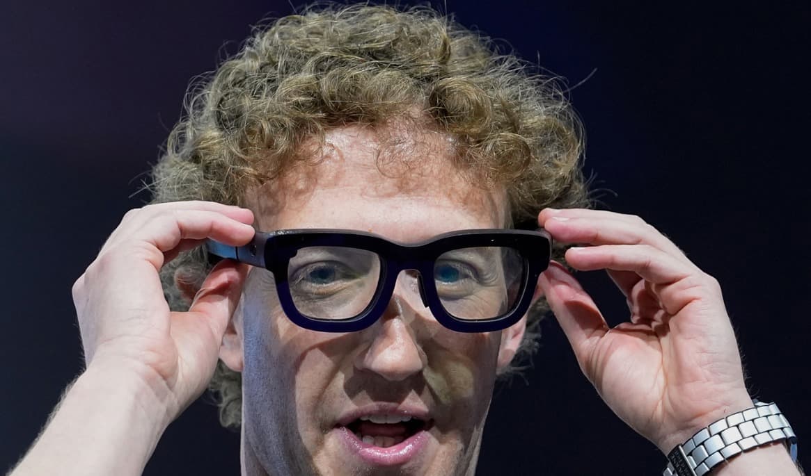 Metas vd Mark Zuckerberg med ett par smarta glasögon i september 2024. Arkivbild. Foto: Godofredo A. Vásquez/AP/TT