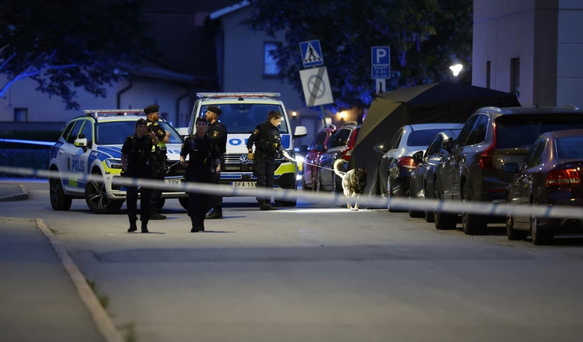 Polisen på plats på Kvarngärdet efter dödsskjutningen av 19-årige Gent Maksutaj. Foto: Stefan Jerrevång/TT