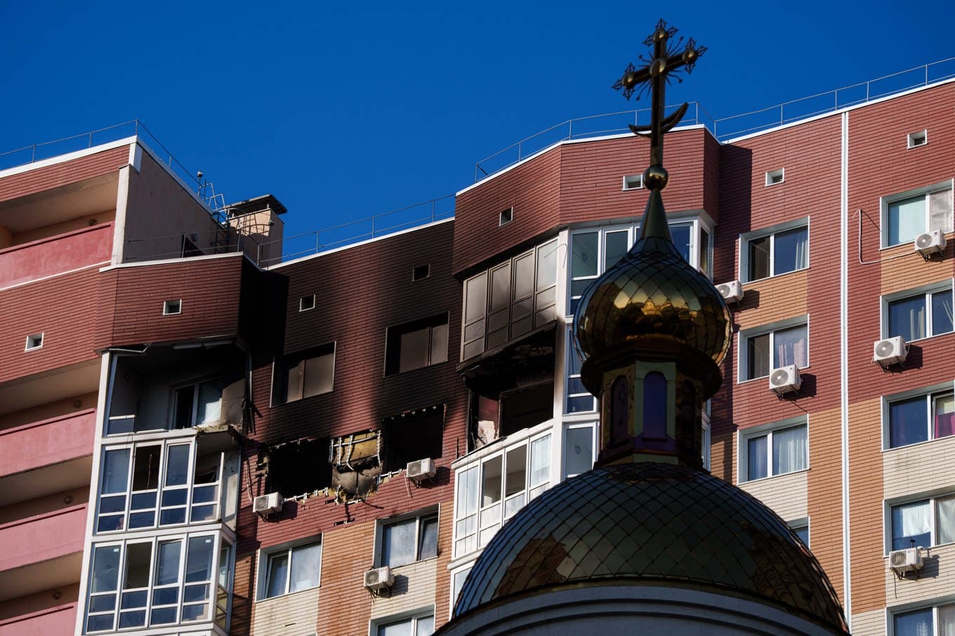 Skador på ett bostadshus som träffats av en rysk drönare i Kiev under fredagen. En person dog och två skadades. Foto: Evgeniy Maloletka/AP/TT