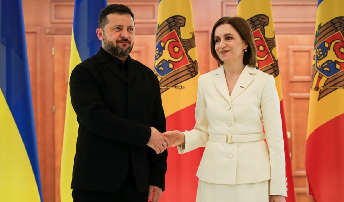 Moldaviens president Maia Sandu tillsammans med Ukrainas president Volodymyr Zelenskyj i Chisinau, Moldavien i slutet av augusti. Foto: Aurel Obreja/AP/TT