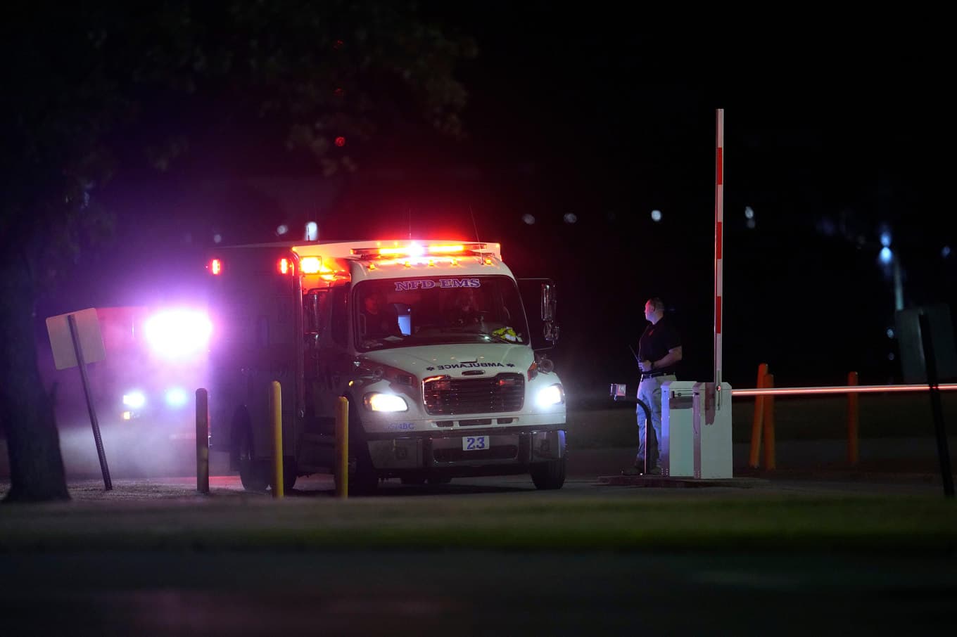 Fordon från räddningstjänsten lämnar fängelset där Christa Pike skulle ha avrättats. Hon har förts till sjukhus och har enligt hennes advokater legat i respirator. Foto: George Walker IV /AP/TT