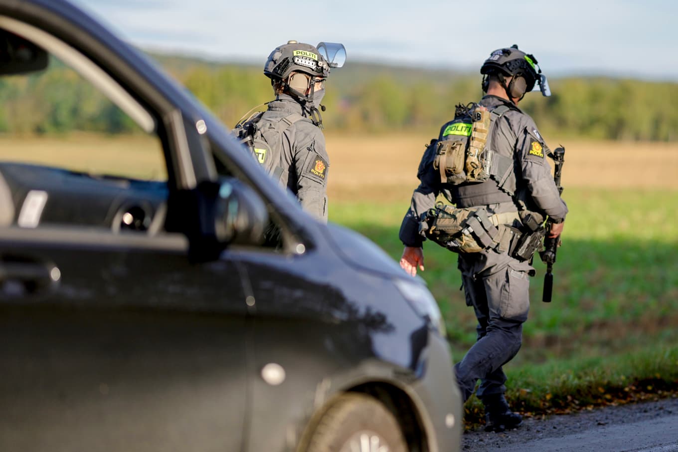 Beväpnad polis arbetar på platsen där skottlossningen rapporterats. Foto: Christoffer Andersen/NTB/TT