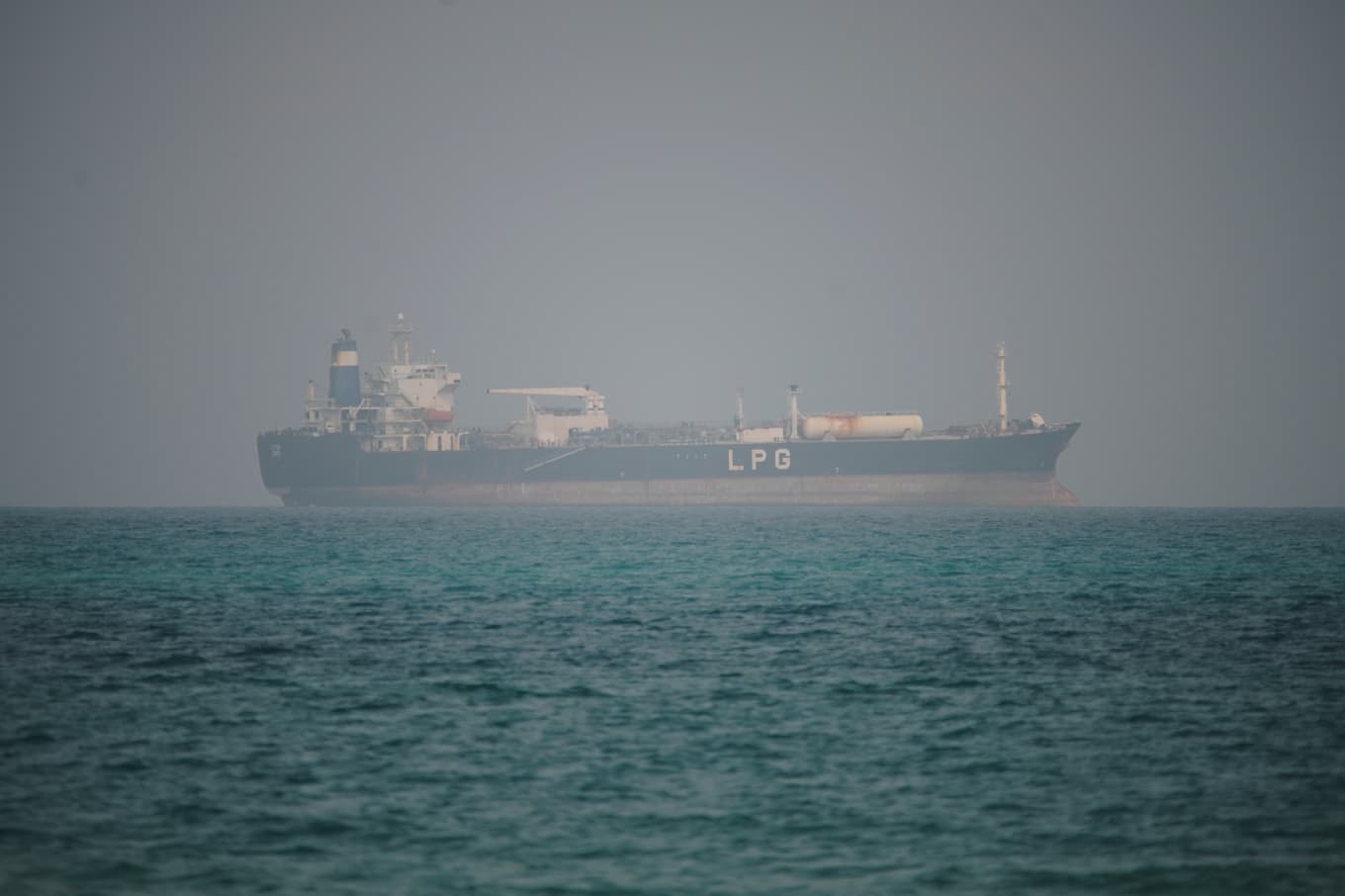 På bilden syns ett tankerfartyg utanför Bab al-Mandab i början av april. Foto: Abdulnasser Alseddik/AP/TT