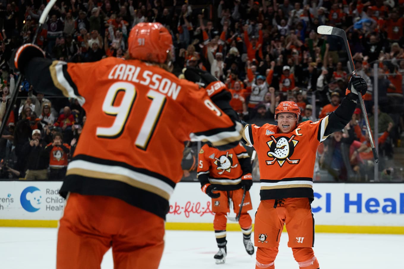 Anaheims Mikael Granlund (64) och Leo Carlsson (91) firar. Foto: Kyusung Gong/AP/TT