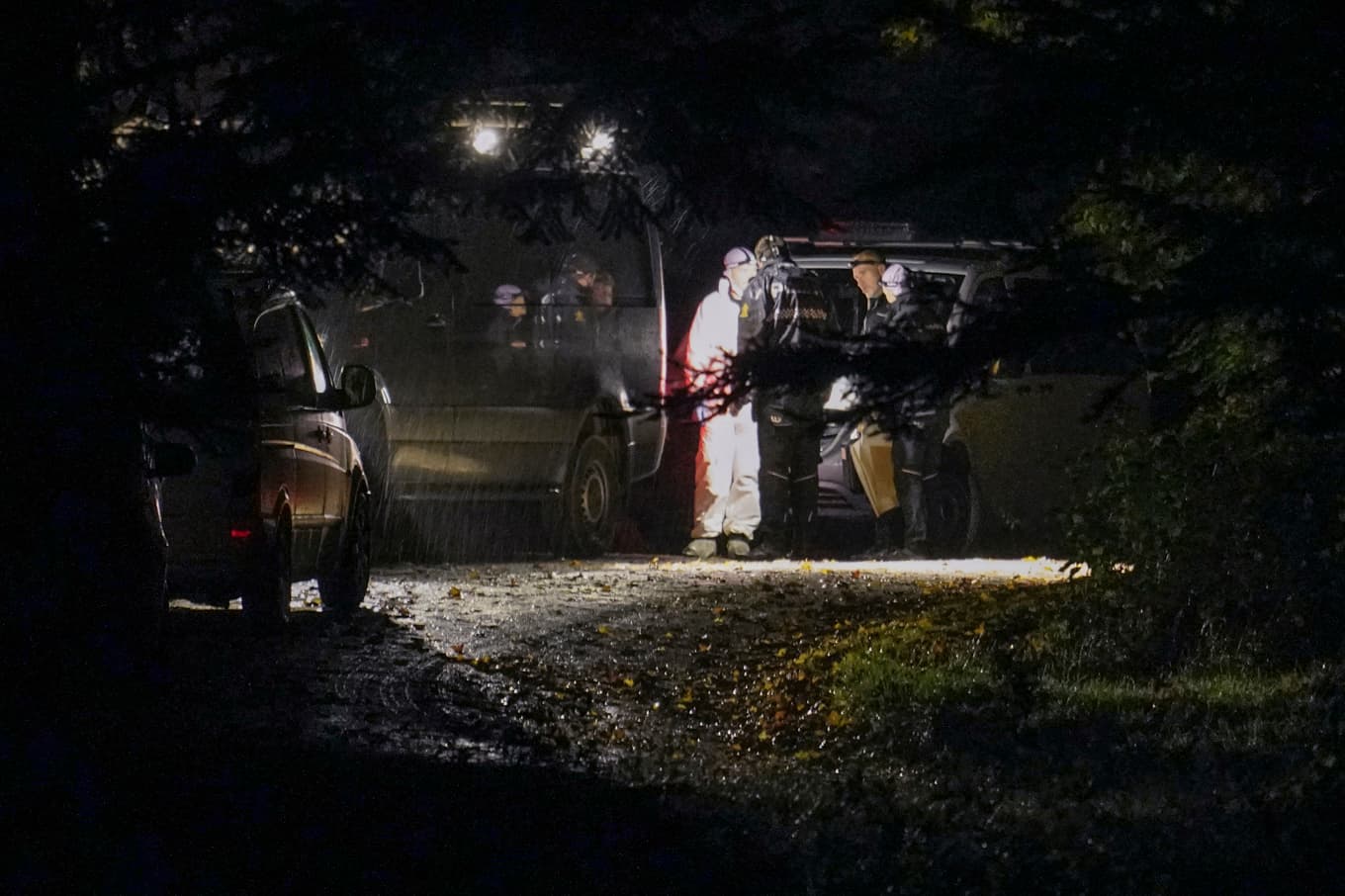Polisens tekniker arbetar på brottsplatsen kvällen efter de misstänkta morden. Foto: Jonas Been Henriksen/NTB/TT