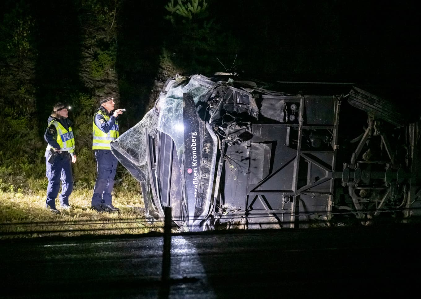 Polisens kriminaltekniker vid olycksplatsen på riksväg 25 mellan Alvesta och Växjö. Foto: Johan Nilsson/TT