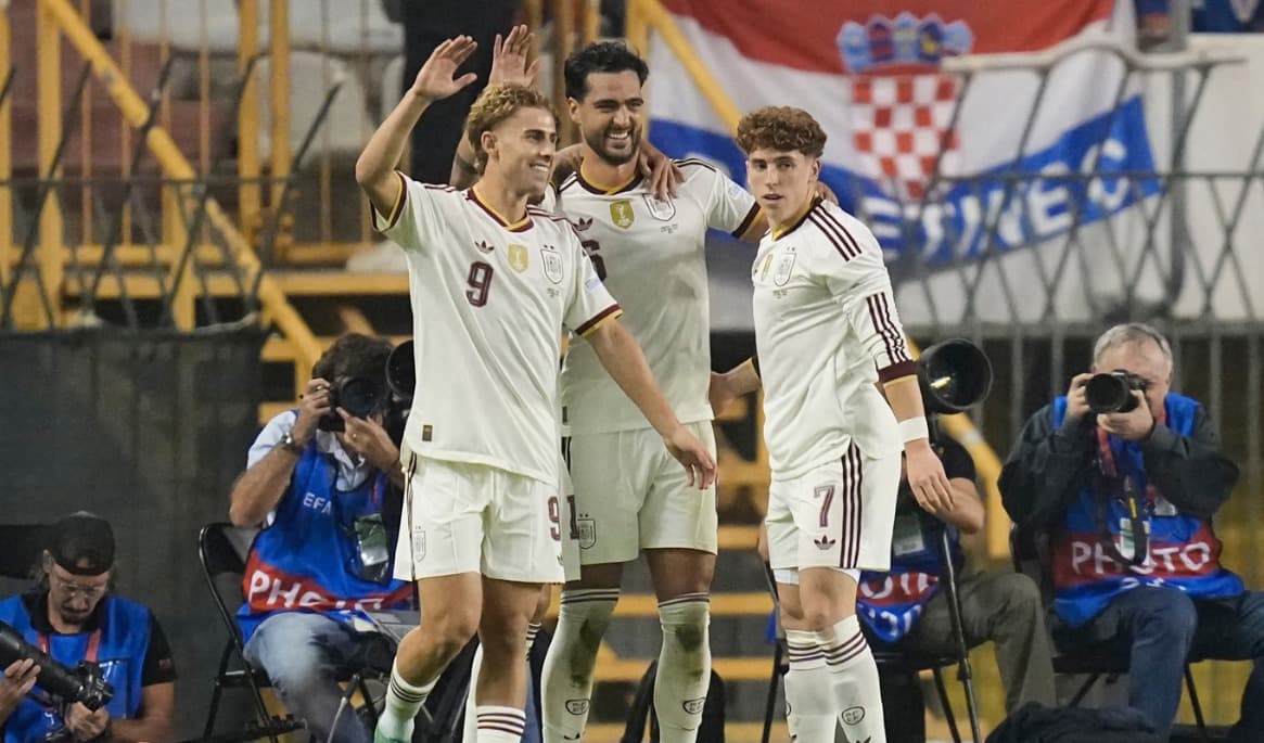 Spaniens Mikel Merino (i mitten) firar ett av sina två mål borta mot Kroatien. Foto: Darko Bandic /AP/TT
