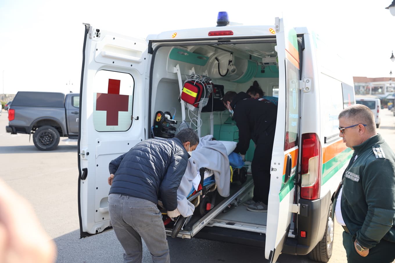 En besättningsman från ett av de fartyg som träffades av drönare i Svarta havet på tisdagen rullas in i en ambulans i Varna. Foto: BTA via AP/TT