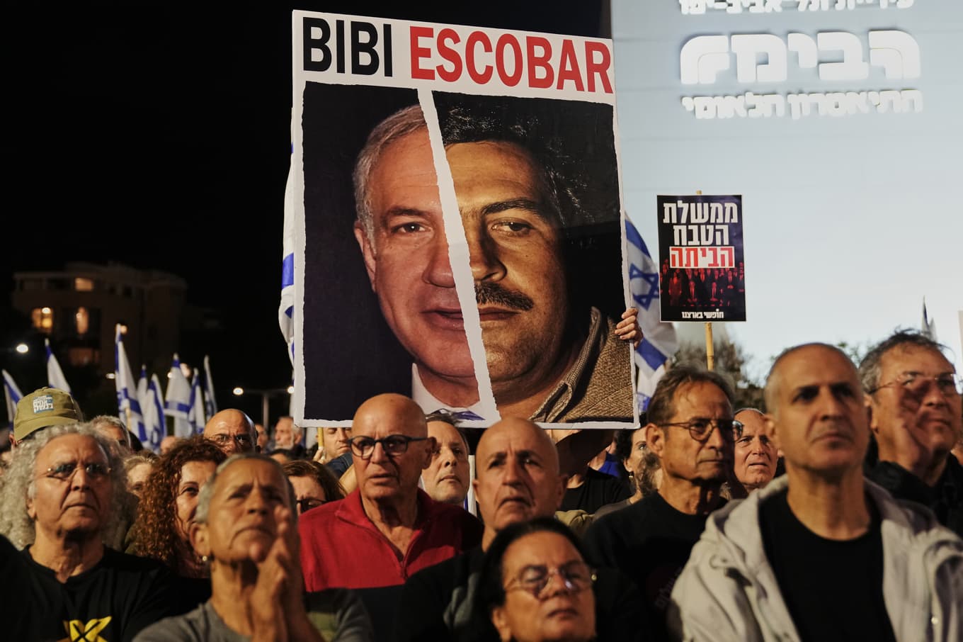 Människor protesterar mot Israels premiärminister Benjamin Netanyahus regering och kräver att en statlig kommission utreder 7 oktober-dåden. Arkivbild. Foto: Mahmoud Illean/AP/TT