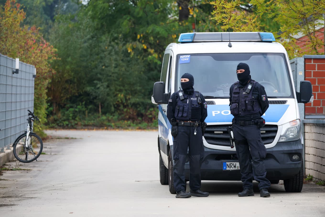 Polis på plats vid den tidigare spionchefens bostad i tisdags. Foto: Christoph Reichwein/AP/TT