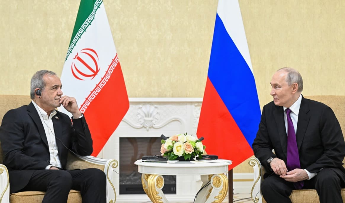 Irans president Masoud Pezeshkian i möte med Rysslands president Vladimir Putin i Turkmenistan. Foto: Sergei Bobylev/Kreml Sputning via AP/TT