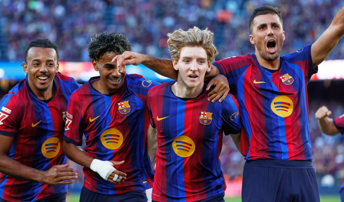 Glada dagar i Barcelona. Jules Koundé, Lamine Yamal, Anthony Gordon och Rodri måljublar i segern mot Getafe. Foto: Joan Monfort/AP/TT